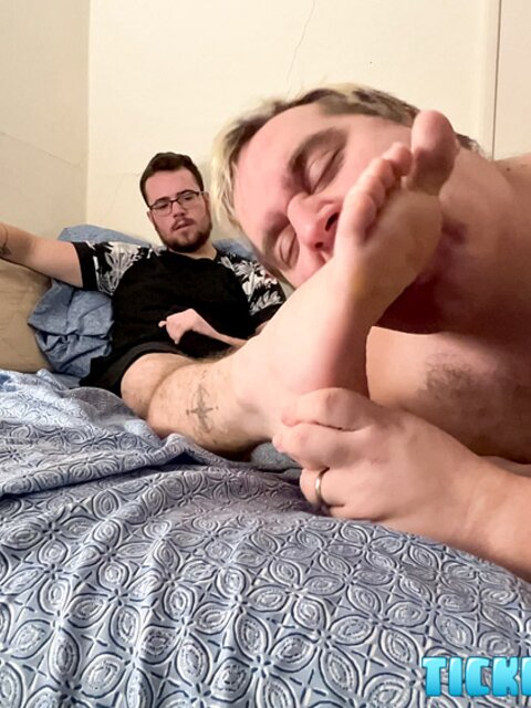 CDubs cums hard while Matt sucks and licks his ticklish soles