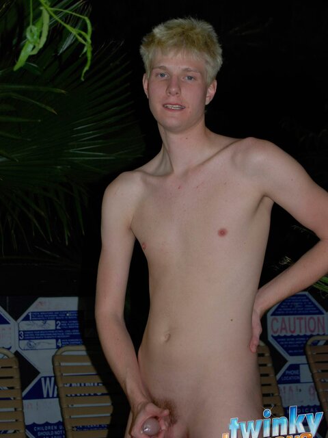 Twinks Jerrick Dalton and Wesdy Nasty play with cocks outdoors
