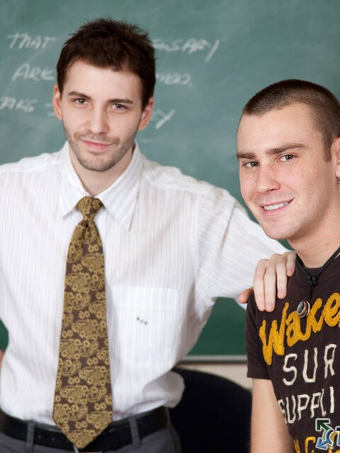 Wade Warren pounds Justin Giles’s tight asshole for better grades
