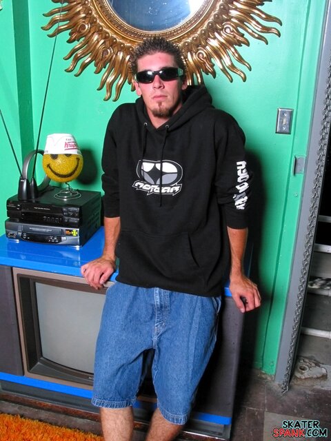 Evan Heinze shows spankable ass in skater photos