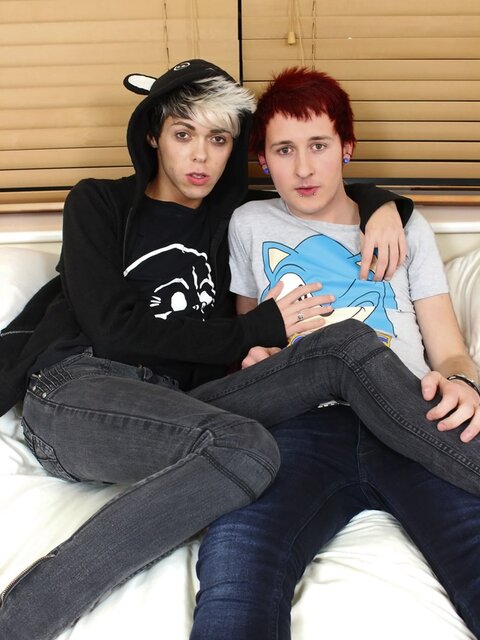 Alexander Syden deep throats emo Josh Dixon before deep anal pounding