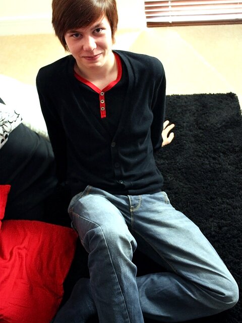 Emo twink Jack Styles strokes his uncut cock in natural bedroom setting
