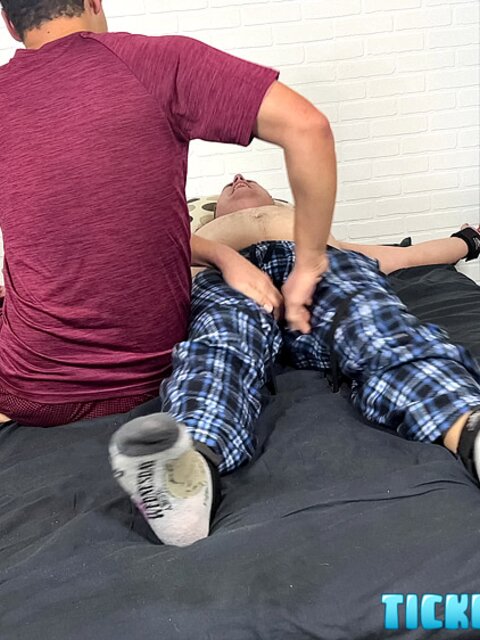 Bears Sammy and Matt bond over hot foot fetish and tickle play