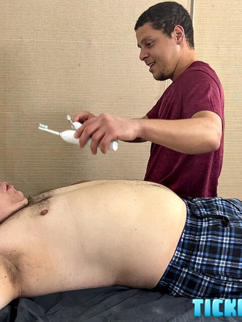 Bears Sammy and Matt bond over hot foot fetish and tickle play