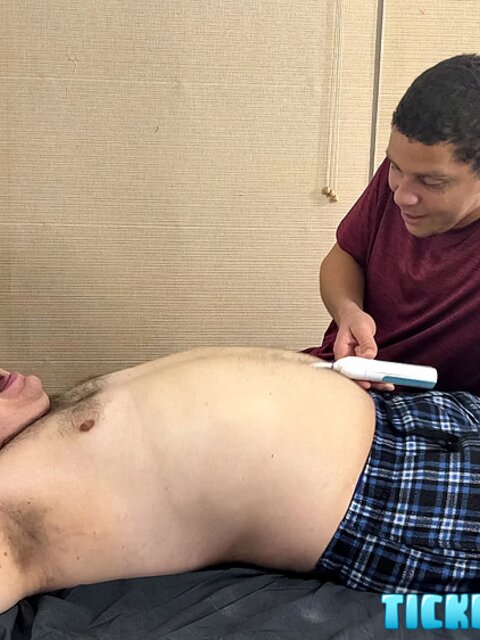 Bears Sammy and Matt bond over hot foot fetish and tickle play