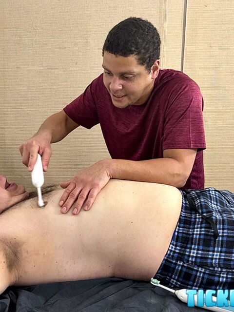 Bears Sammy and Matt bond over hot foot fetish and tickle play