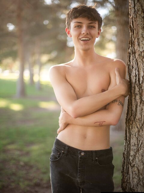 Parker Quinn jerks off in the sun and moans loud