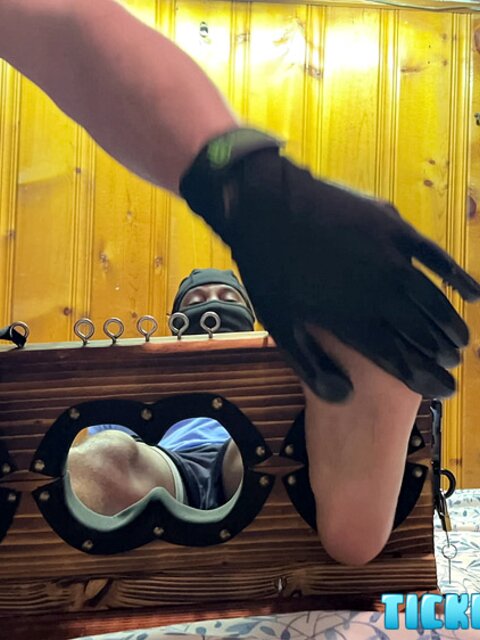Tickling expert drives Elijah wild