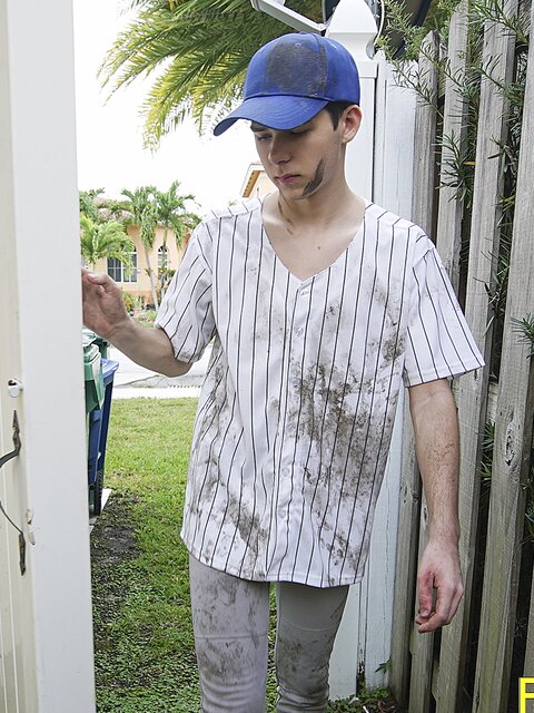 Dakota Lovell rides Trent Summers cock