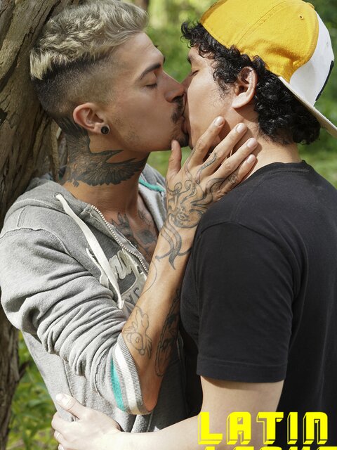 Curly Freddy pokes ass for bearded Kendro's chain-pounding reserve romp