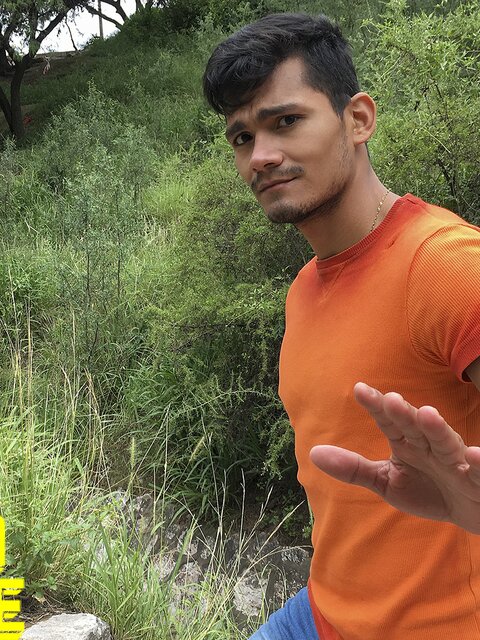 Street-scouted Josue kisses uncut cock in park-to-apartment cash flip