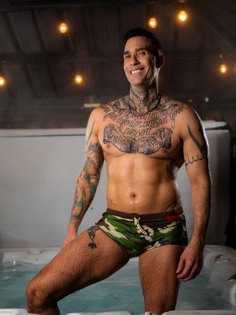 Kenzo Alvarez breeds sore ski buddy Alexy Tyler in hot tub