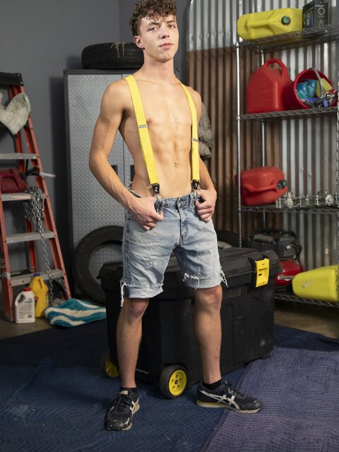 Jack Valor sucks daddy Jax Thirio's big dick over tool bin