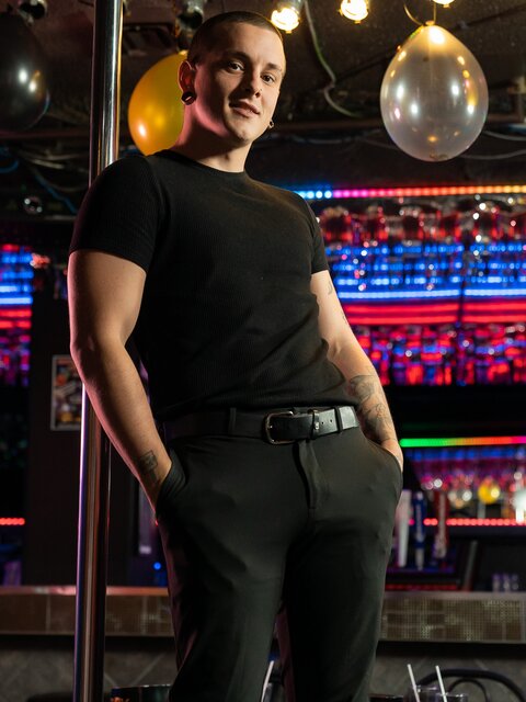 Aiden Jacobs shakes ass then fucks Harvey Sid bareback