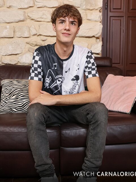 Twinkhunter XXL takes blond Trevor’s virgin hole