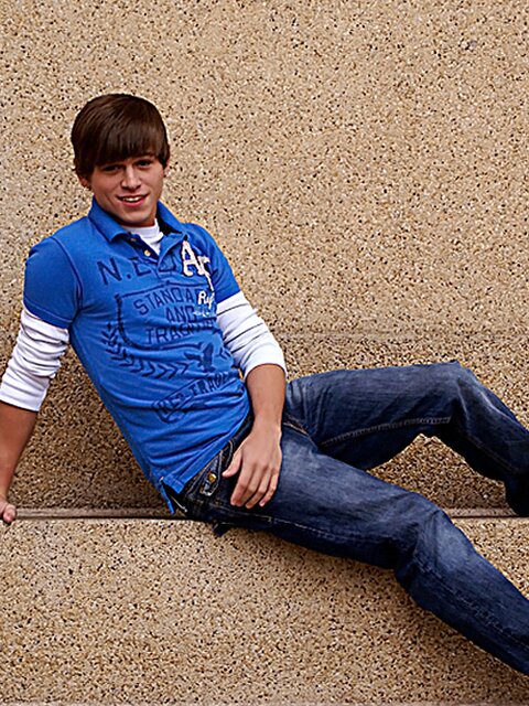 Ashton poses nude in park for natural light twink shots