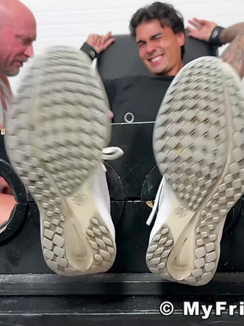 Killian Knox tickles Samir and Ashton toe-to-toe in chair