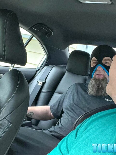 Jay’s girlfriend pays Snyft with his feet for double worship