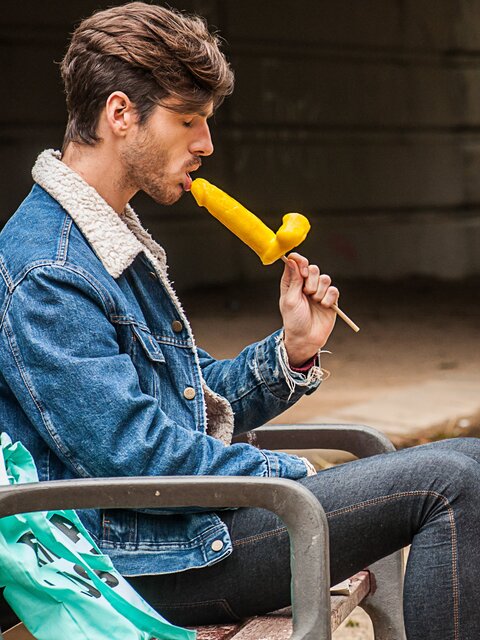 Viktor A rushes home to give his boyfriend a mind-bending birthday blowjob