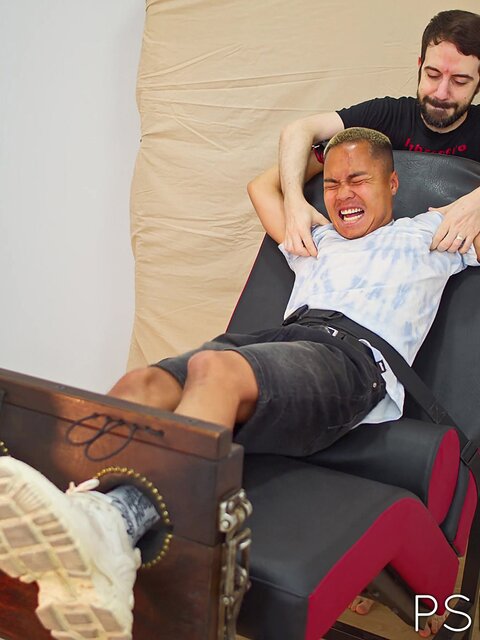 Thibault gets tied up and tickled by Matteo