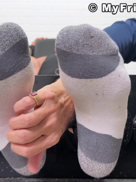 Brad Knox gets his first ever tickling session and finds it absolutely awesome