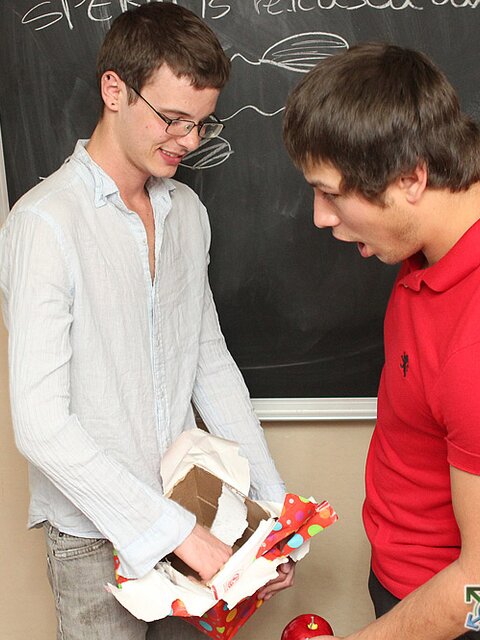 Timo Garrett gives teacher Julian Smiles a special apple and his tight ass for Christmas
