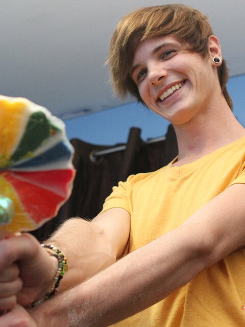 Timo Garrett brings Patrick Kennedy a lollipop bouquet and gets fucked hard