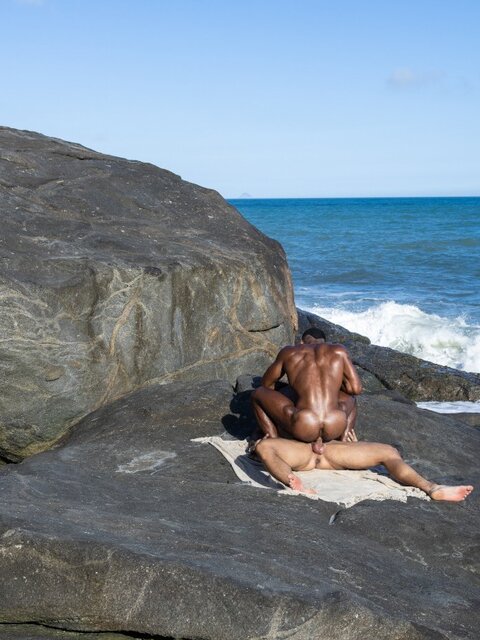 Jonatas and Markin Wolf leave the beach view behind for a sweaty outdoor hookup