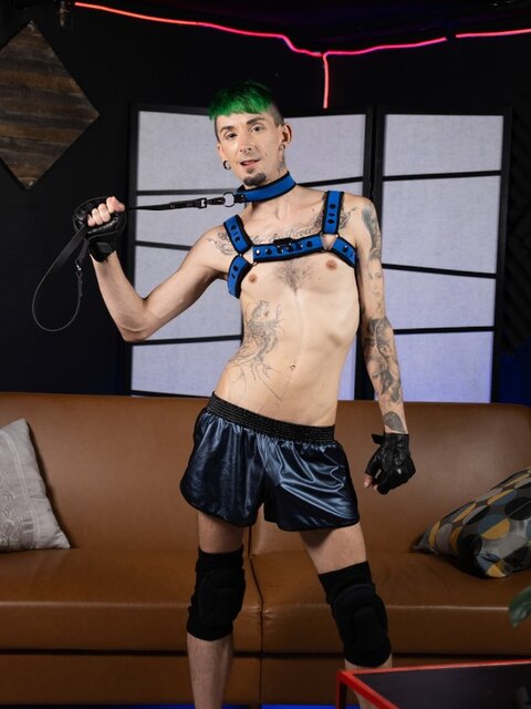 Ali Rush takes leashed sub Charly Willinsky home for a masked couch pounding