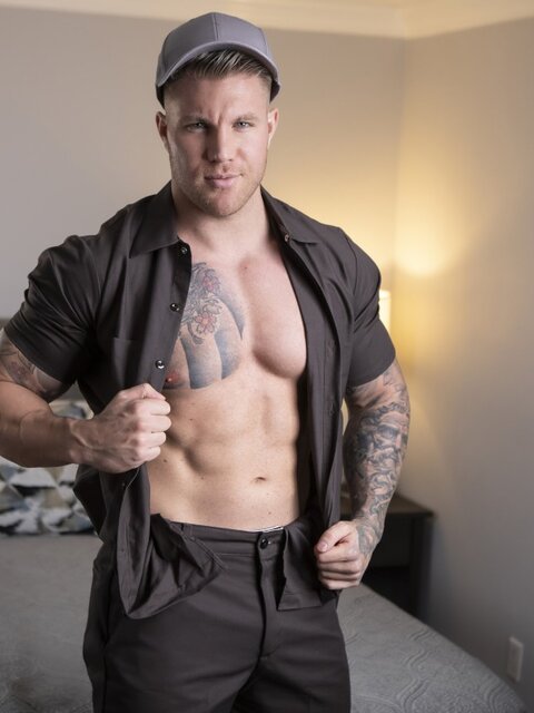 Delivery guy Filou Fitt fucks Ro Reyes doggystyle after his towel falls