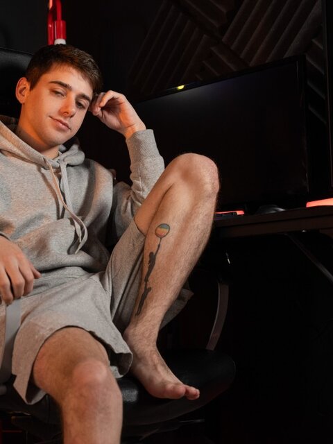 Gamer Joey Mills gets pounded and creampied by NPC stud Harrison Feels