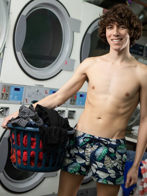 Malik Delgaty distracts Cristiano at the laundromat then gives him the spin cycle