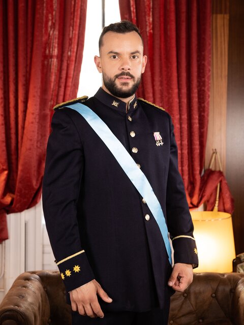 Sir Peter seduces palace waiter Justin Jett